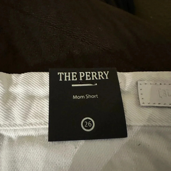 BLANKNYC The Perry - white cuffed shorts. - Picture 6 of 6